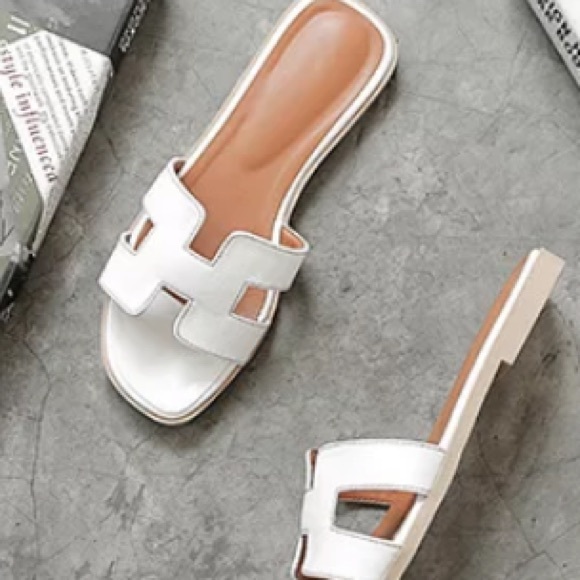 New Iconic Cut-Out Silhouette Sandals - Picture 5 of 8